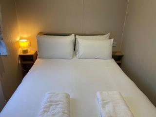 Modern caravan - Whitecliff Bay - 5