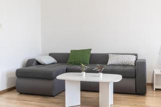 Stylish & Cozy 2BR Stay, Steps from AKH - 7