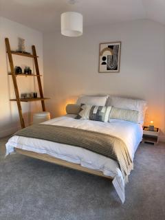 Super Stylish 2 Bed House, Cheltenham Town Centre - 8
