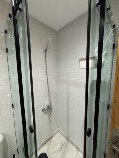 Modern Retreat by Airport & Beach - 5