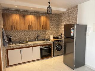 Modern Retreat by Airport & Beach - 3