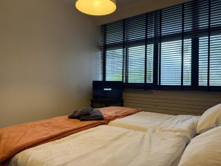 Guest room with private bathroom, WiFi, TV, Antwerp - 8
