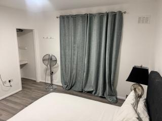 Corporate 3 bedroom home with free parking sleeps 7 - 1