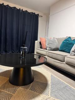 Corporate 3 bedroom home with free parking sleeps 7 - 7