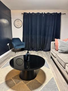 Corporate 3 bedroom home with free parking sleeps 7 - 6