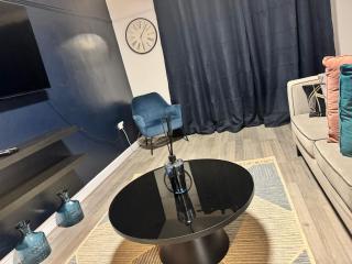 Corporate 3 bedroom home with free parking sleeps 7 - 3