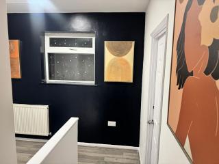 Corporate 3 bedroom home with free parking sleeps 7 - 2