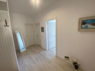 Cozy Apartment with Lake View - 8