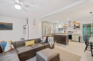 ShenandoahEscape~HotTub~OutdoorCinema~DogFriendly - 1