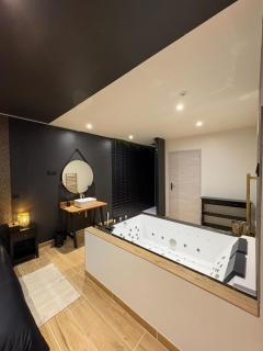 Parenthèse Enchantée pour Deux Spa privé sauna & vidéoprojecteur - 9