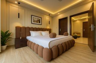 1BR Skyline-Framed Balcony for Golden-Hour View - 3