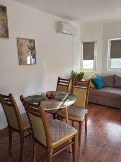 White House Apartments - Forest - 8