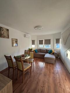 White House Apartments - Forest - 9