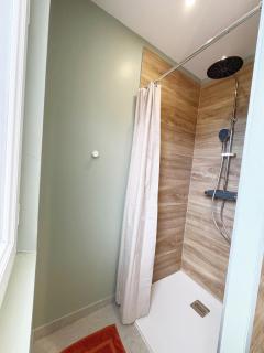 Chambre climatisée et salle de bain privatives, parking - 7