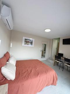 Chambre climatisée et salle de bain privatives, parking - 6
