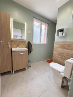 Chambre climatisée et salle de bain privatives, parking - 4