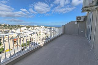 Lovely and spacious penthouse 2 bed 1 bath with wide panoramic views - 5