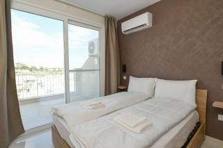 Lovely and spacious penthouse 2 bed 1 bath with wide panoramic views - 4