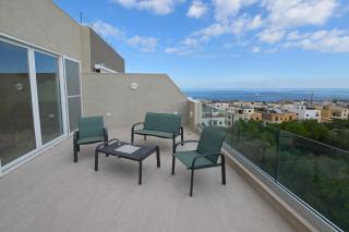 Lovely and spacious penthouse 2 bed 1 bath with wide panoramic views - 3