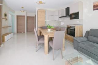 Lovely and spacious penthouse 2 bed 1 bath with wide panoramic views - 2