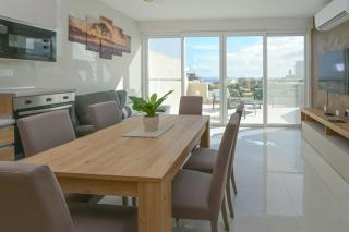 Lovely and spacious penthouse 2 bed 1 bath with wide panoramic views - 1