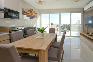 Lovely and spacious penthouse 2 bed 1 bath with wide panoramic views - 6