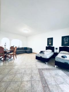 Comfy & Cozy 7 BR Villa Ideal for Groups, 16-Mins to Blumengärten - 1