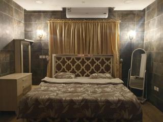 ستوديو بفناء خارجي ومدخل سيارة خاصين - 9