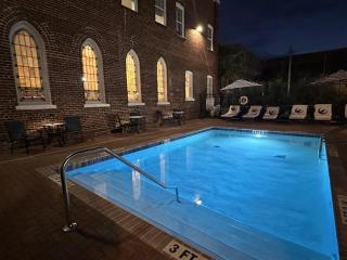 The Ella Stylish King Studio in LaVilla Pool - 9