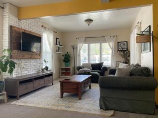 Sunlit Surf House 4BR Downtown Walk to beach - 4