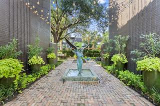 Elevate Your Stay Chic 1-Bed Condo Courtyard - 2