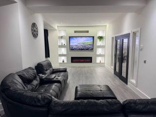 Luxury home 5 bedroom 3 bathroom games room parking - 0