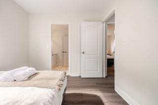 Comfortable Brampton Getaway 3BR, 3BA, 4 Beds - 7