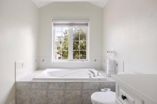 Comfortable Brampton Getaway 3BR, 3BA, 4 Beds - 3