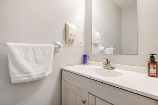 Comfortable Brampton Getaway 3BR, 3BA, 4 Beds - 2