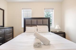 Comfortable Brampton Getaway 3BR, 3BA, 4 Beds - 1