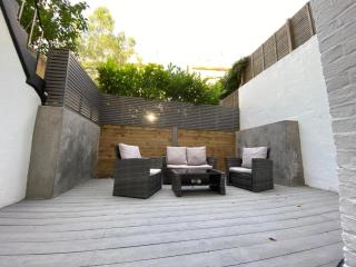 Elegant Garden Flat with Private Entrance - 9