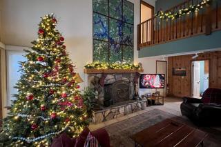 Waterfront Gem on Lake Martin with Kayaks and Dock! - Eclectic - 8