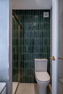 Newly Refurbished Modern Maisonette - 4