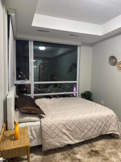 One-Bedroom Apartment with Den With Amazing Views of Hamilton - 4