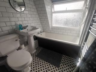 EMA, Castle Donnington Circuit contractors group 4 bedrooms 7 bed house-private parking - 2