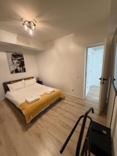 Yellow Apartment - 7