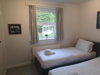 Lymington Haven: Cozy 1-Bedroom Coastal Retreat - 9