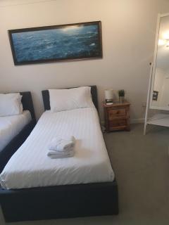 Lymington Haven: Cozy 1-Bedroom Coastal Retreat - 0
