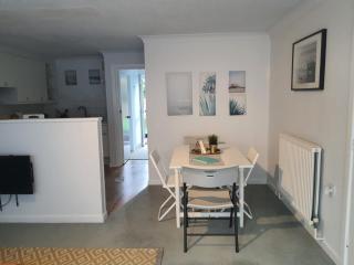 Lymington Haven: Cozy 1-Bedroom Coastal Retreat - 7