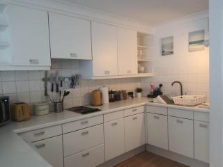 Lymington Haven: Cozy 1-Bedroom Coastal Retreat - 5