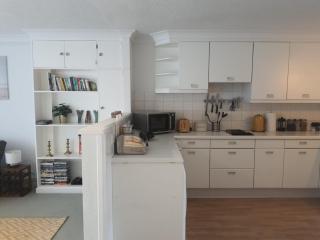 Lymington Haven: Cozy 1-Bedroom Coastal Retreat - 4