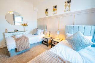 Central 6 Bedroom 2 Bathrooms House - Free Parking - 7