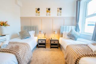 Central 6 Bedroom 2 Bathrooms House - Free Parking - 4