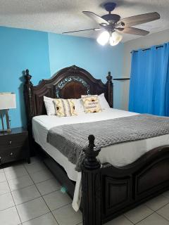 Modern Top Floor Suite - 8